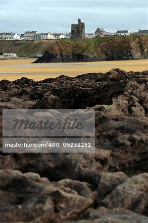 la vieille ruine d'un château à ballybunion surplombant la plage avec des rochers au premier plan