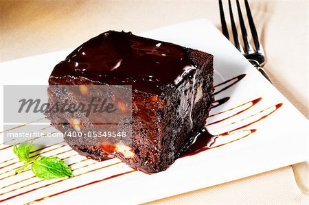 délicieux gâteau au chocolat et de noix avec les feuilles de menthe à côté de boulangerie fraîche