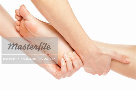 Mains de femme donnant un massage des pieds doux isolé sur fond blanc