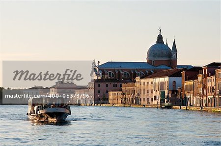 Kleines Schiff in Venedig am frühen Morgen