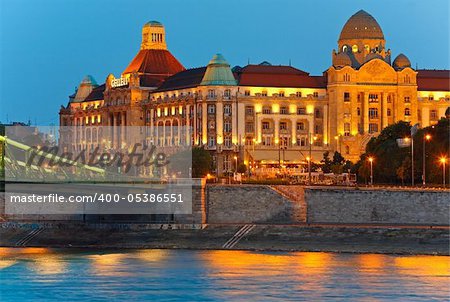 Budapest Nachtsicht. Langzeitbelichtung. Ungarische Wahrzeichen, Freiheit Brücke Fragment und Gellert Hotel Palace (erbaut zwischen 1912 und 1918