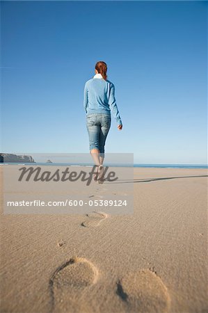 Frau am Strand, Camaret-Sur-Mer, Finistere, Bretagne, Frankreich