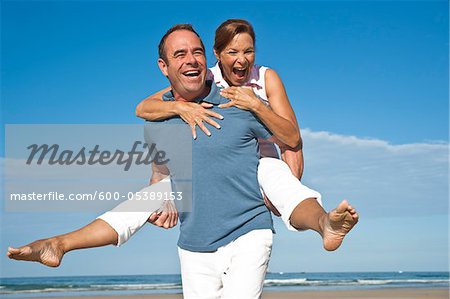 Couple sur la plage, Camaret-sur-Mer, Finistere, Bretagne, France