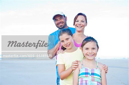 Familie am Strand, Camaret-Sur-Mer, Finistere, Bretagne, Frankreich