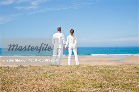 Paar am Strand, Camaret-Sur-Mer, Finistere, Bretagne, Frankreich