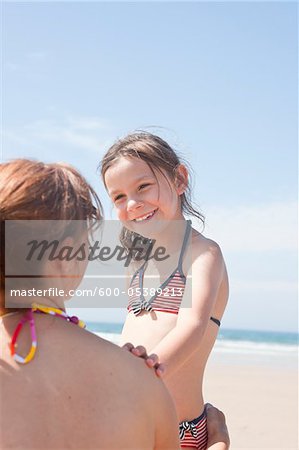 Mère et fille sur la plage, Camaret-sur-Mer, Finistere, Bretagne, France