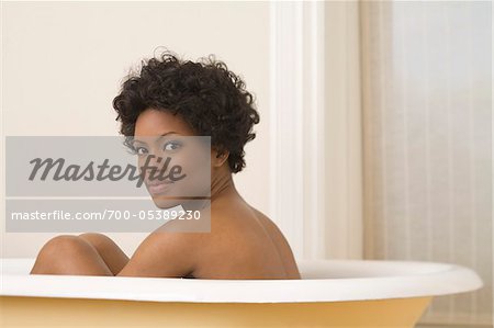 Frau sitzt in der Badewanne