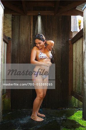 Femme portant des Bikini dans la douche