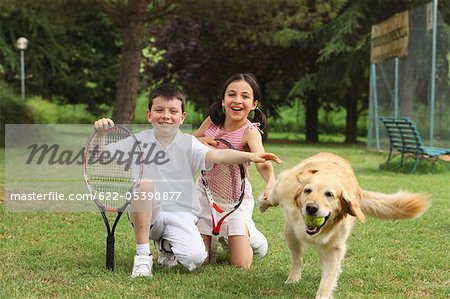 Jeune garçon et une fille jouant avec le chien Labrador