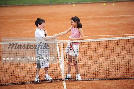 Jeunes joueurs de Tennis lui serrer la main