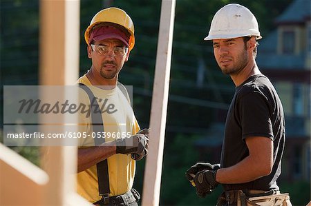 Zwei Schreiner auf einer Baustelle