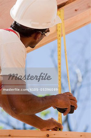 Tischler messen einen Holzbalken