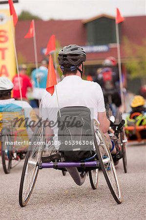 Homme avec une lésion médullaire participant à une course de tricycle