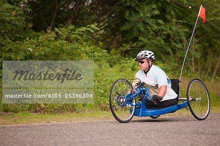 Behinderte Menschen in einem Handbike-Rennen teilnehmen