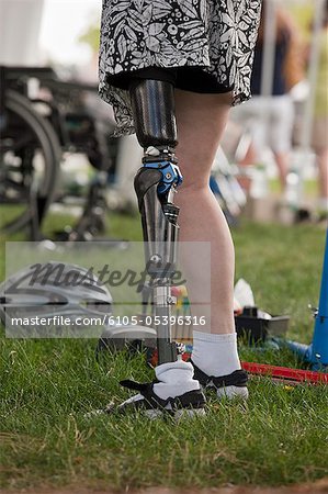 Femme avec une jambe artificielle, préparation pour la course de vélo