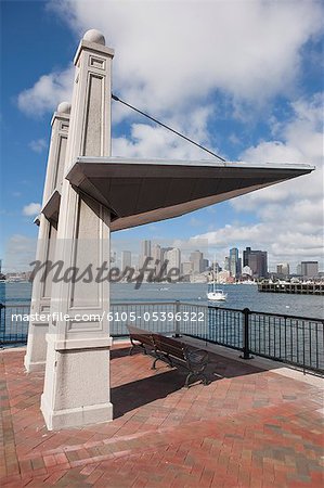 Bildhauerei an einen Hafen mit Stadt im Hintergrund, Boston Harbor, East Boston, Boston, Suffolk County, Massachusetts, USA