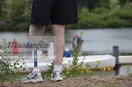 Mann mit einer Prothese stehen auf dem Dock und beobachten Boat race