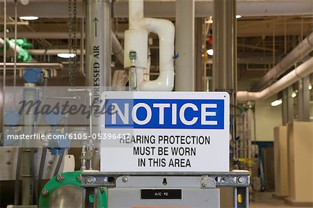 In diesem Bereich Gehörschutz tragen ' sign in Kläranlage