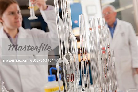 Scientifiques examinant dans le laboratoire de l'usine de traitement de l'eau