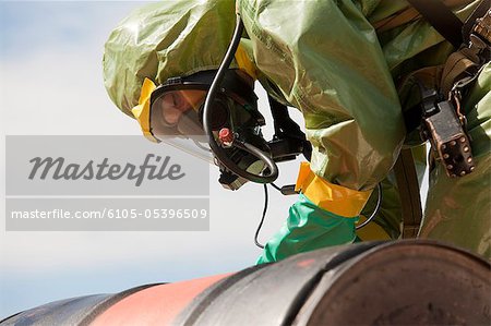 HazMat examinant un tambour chimique pompier