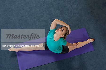 Frau praktizieren Yoga in einer Turnhalle