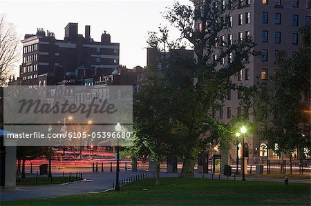 Park beleuchtet in der Abenddämmerung, Boston Common, Boston, Massachusetts, USA