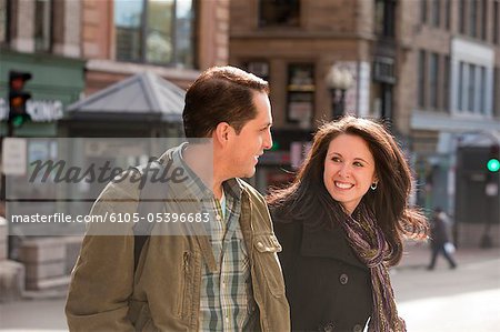 Couple de traverser une rue