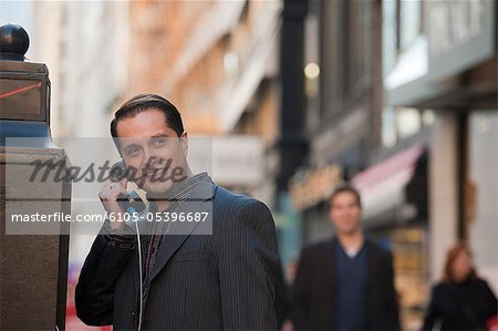 Homme d'affaires parlant au téléphone sur le stand