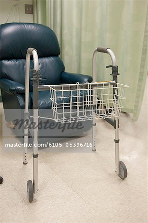 Fauteuil inclinable avec un marcheur dans un hôpital