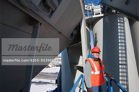 Debout sur la plateforme d'inspection à l'usine de matériaux de l'ingénieur