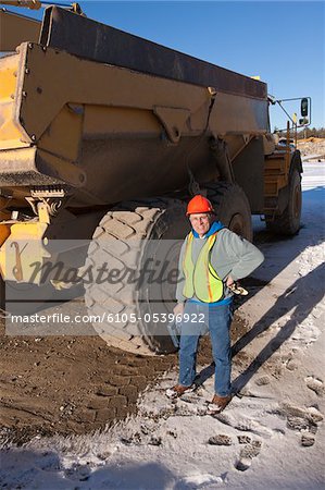 Ingenieur bei der Inspektion der Erde Mover auf einer Baustelle