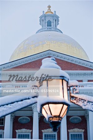 Laterne beleuchtet vor einem Regierungsgebäude, Massachusetts State Capitol, Beacon Hill, Boston, Massachusetts, USA