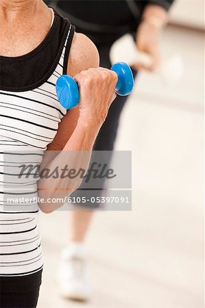 Exercices avec des haltères dans un club de santé des femmes