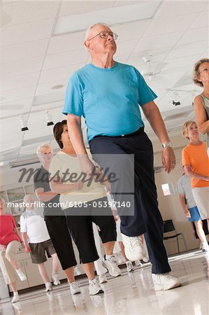 Personnes âgées exerçant dans un club de santé