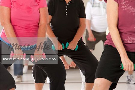 Exercices avec des haltères dans un club de santé des aînés