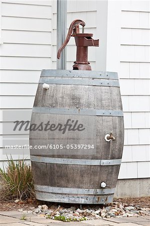 Baril de pluie dans une maison de technologie verte pour récolter l'eau de pluie et la réutilisation Baril de pluie dans une maison de technologie verte pour récolter l'eau de pluie et la réutilisation