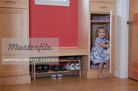 Mädchen in einem Schrank eine Behinderung zugänglich-Startseite