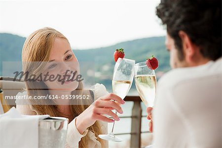 Jeune couple griller avec champagne