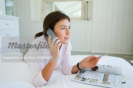 Femme home shopping téléphone avec carte de crédit