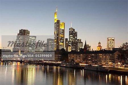 Skyline und Mains in der Nacht, Frankfurt am Main, wird