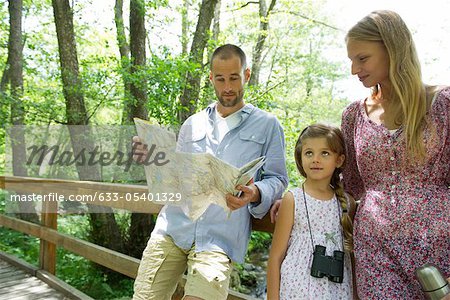 Familie anhalten in Wäldern, Karte zu konsultieren.