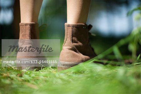 Femme portant des randonnées en plein air, recadrée, bottes