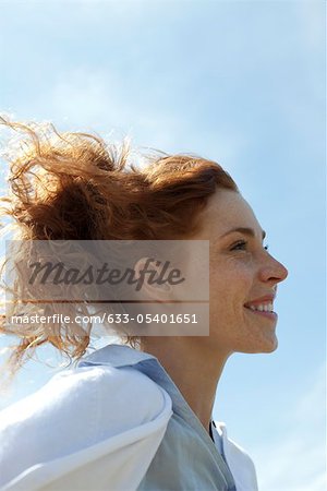 Femme souriante à l'extérieur, profil