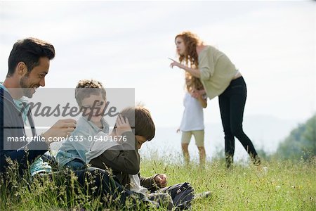 Famille de passer du temps ensemble en plein air