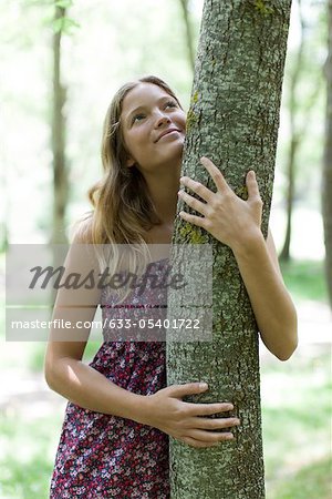 Tree hugging jeune femme
