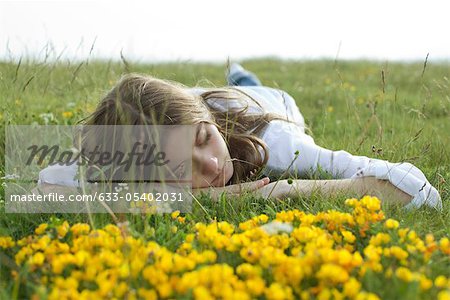 Jeune femme au repos sur le pré