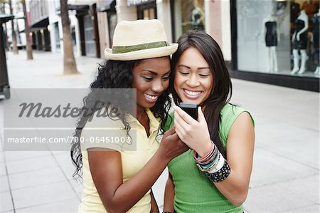 Deux femmes avec téléphone portable