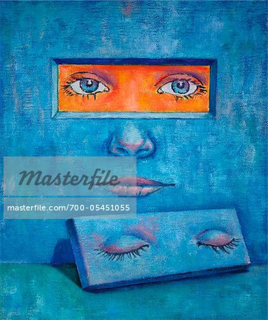 Femme regardant à travers le trou dans le mur avec les yeux ouverts Femme regardant à travers le trou dans le mur avec les yeux ouverts