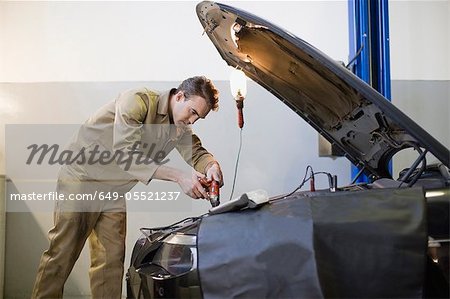 Mechaniker arbeiten am Auto und Motor in der garage