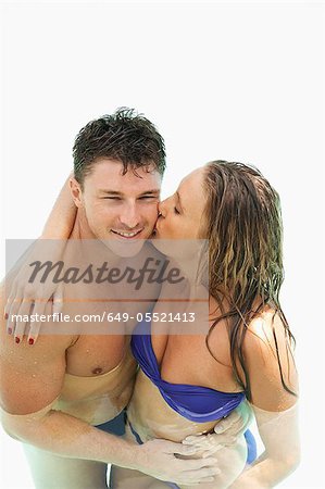 Couple s'embrassant dans la piscine